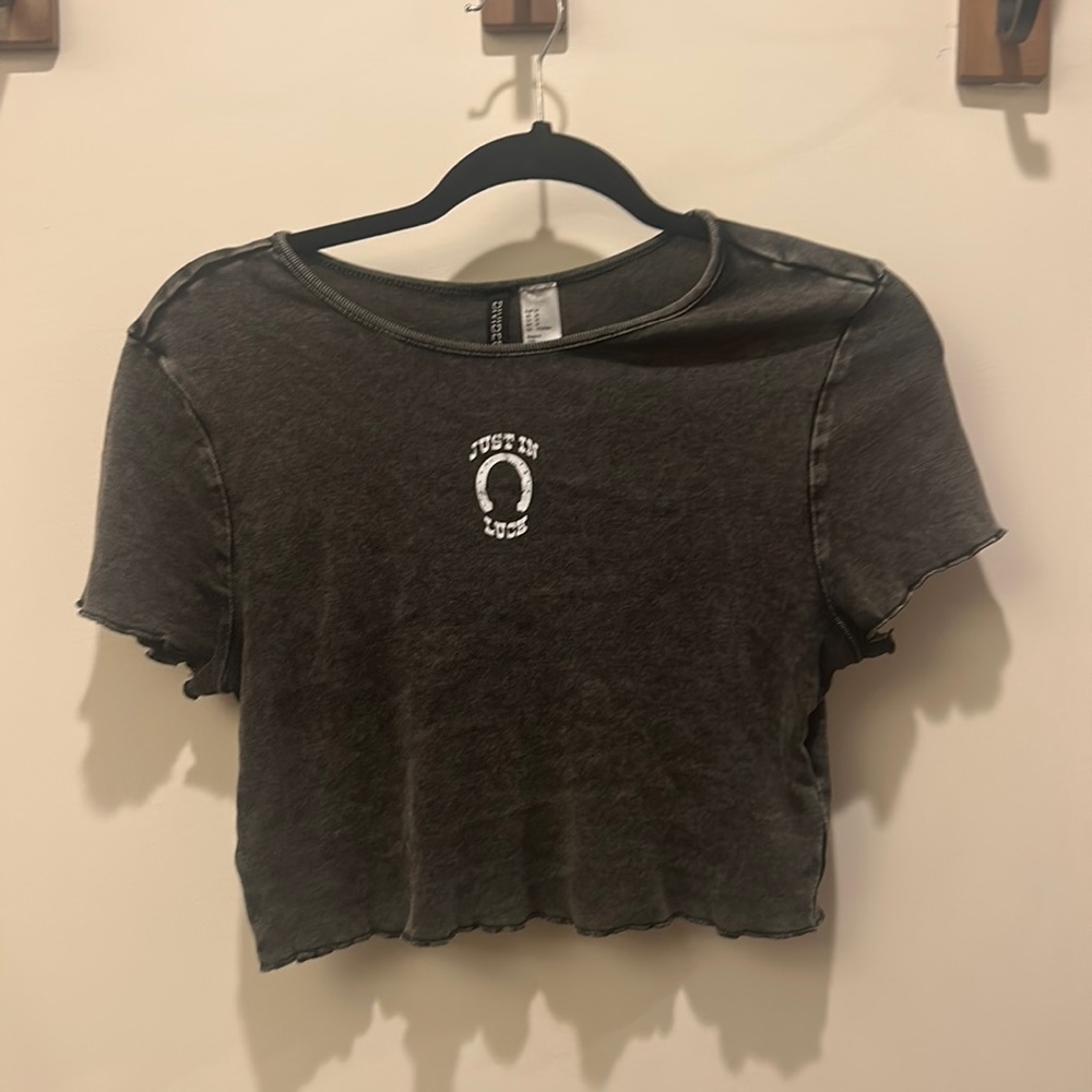Divided cropped graphic baby tee with ruffle hem